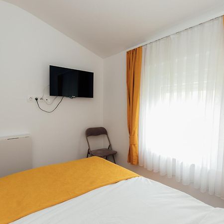 Restoran I Sobe Savic Bed & Breakfast Krnjak Exterior foto