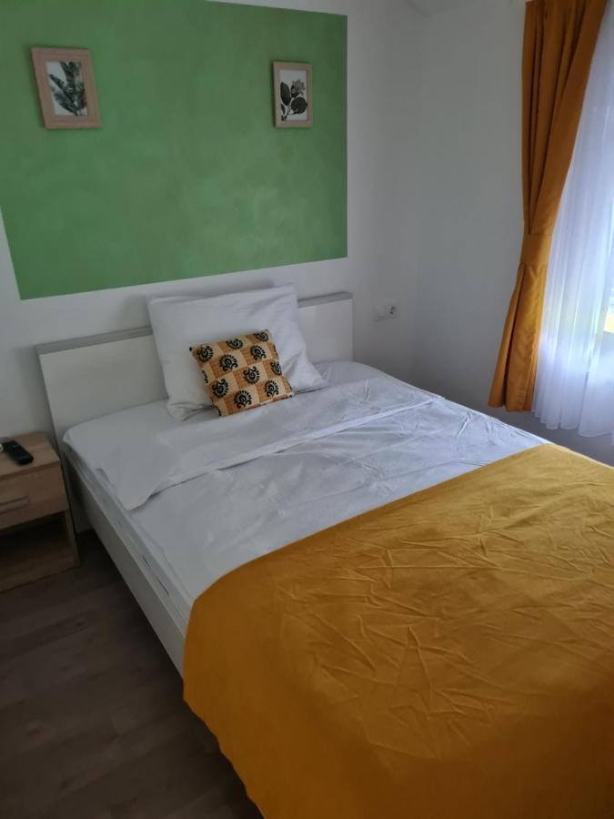 Restoran I Sobe Savic Bed & Breakfast Krnjak Exterior foto